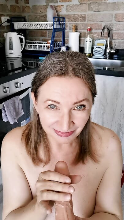 손님을 기대하지 않았던 엄마와 아들 : 순수한 주방 애타게