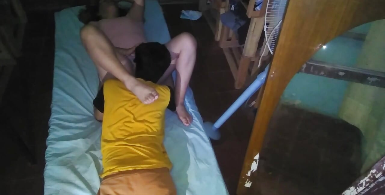 Güzel kız arkadaşımı geceleri emiyor