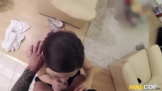 Beni siken s'py: ateşli Litvanyalı üniformalı bir adamı seviyor