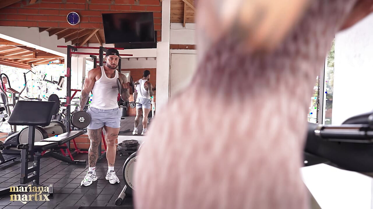 Ich sah ihn im fitnessstudio, er nahm mich für eine massage mit zu sich nach hause und ich hatte seinen schwanz in mir - Mariana Martix & Dandy Love