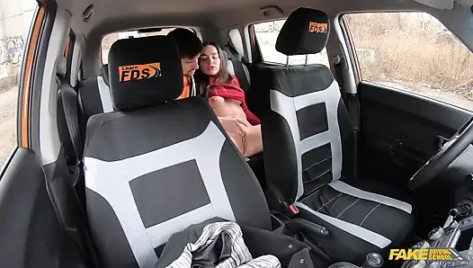 Fake driving school - nataly gold kommt ins auto, ohne ein höschen zu tragen