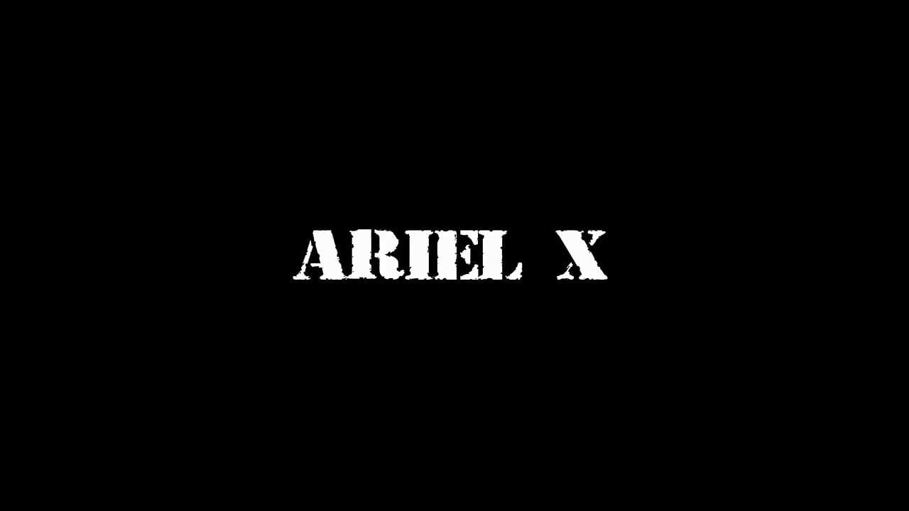 Aç yerli Nikki Delano Ariel'in götünü yiyor