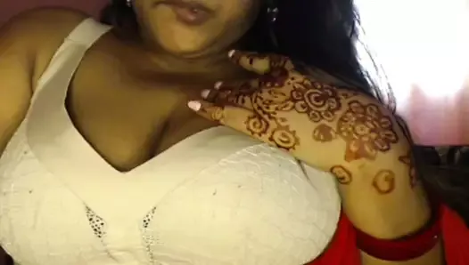 Gorąca seksowna szwagierka bawi się swoimi piersiami