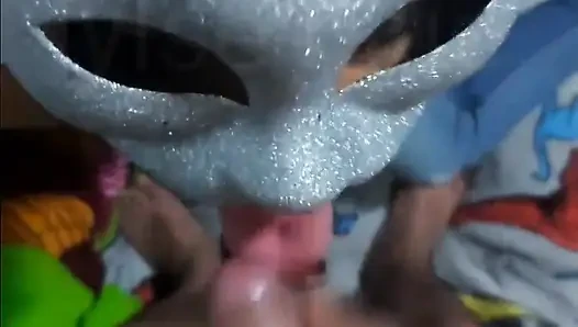 Ich habe meinen nachbarn davon überzeugt, mir einen blowjob zu geben