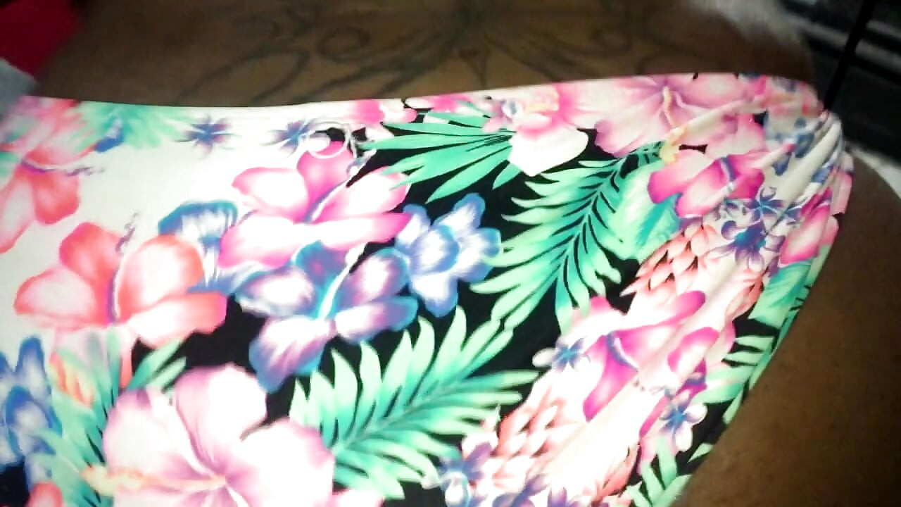 Perversa Diana își pune costumul de baie pentru un alt videoclip