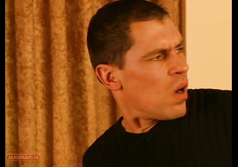 ของผมบลอนด์ที่มีหุ่นเพรียวบางและหน้าอกขนาดกลาง