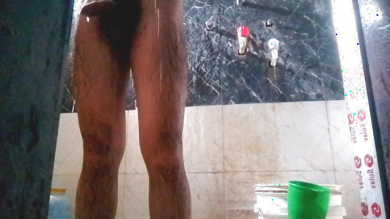 Сексуальний хлопець мастурбує під час купання у своїй ванній кімнаті