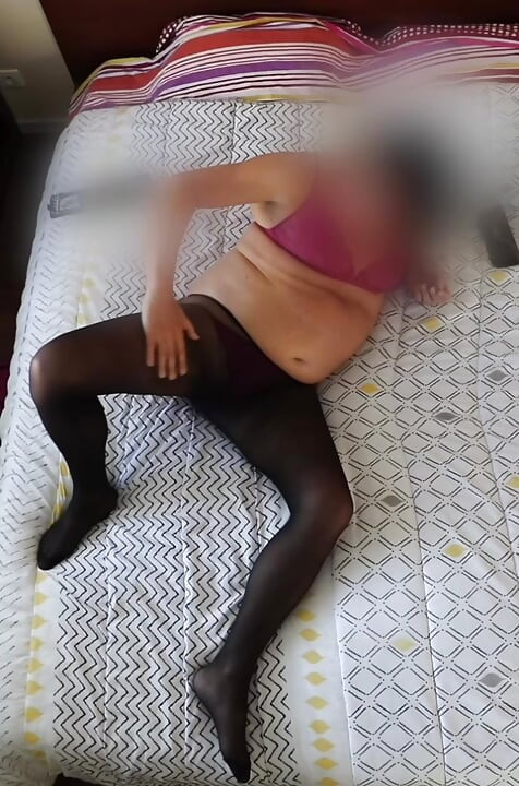 MẶC QUẦN TẤT XỐP VÀ SAU ĐÓ GẦN NHƯ KHỎA THÂN