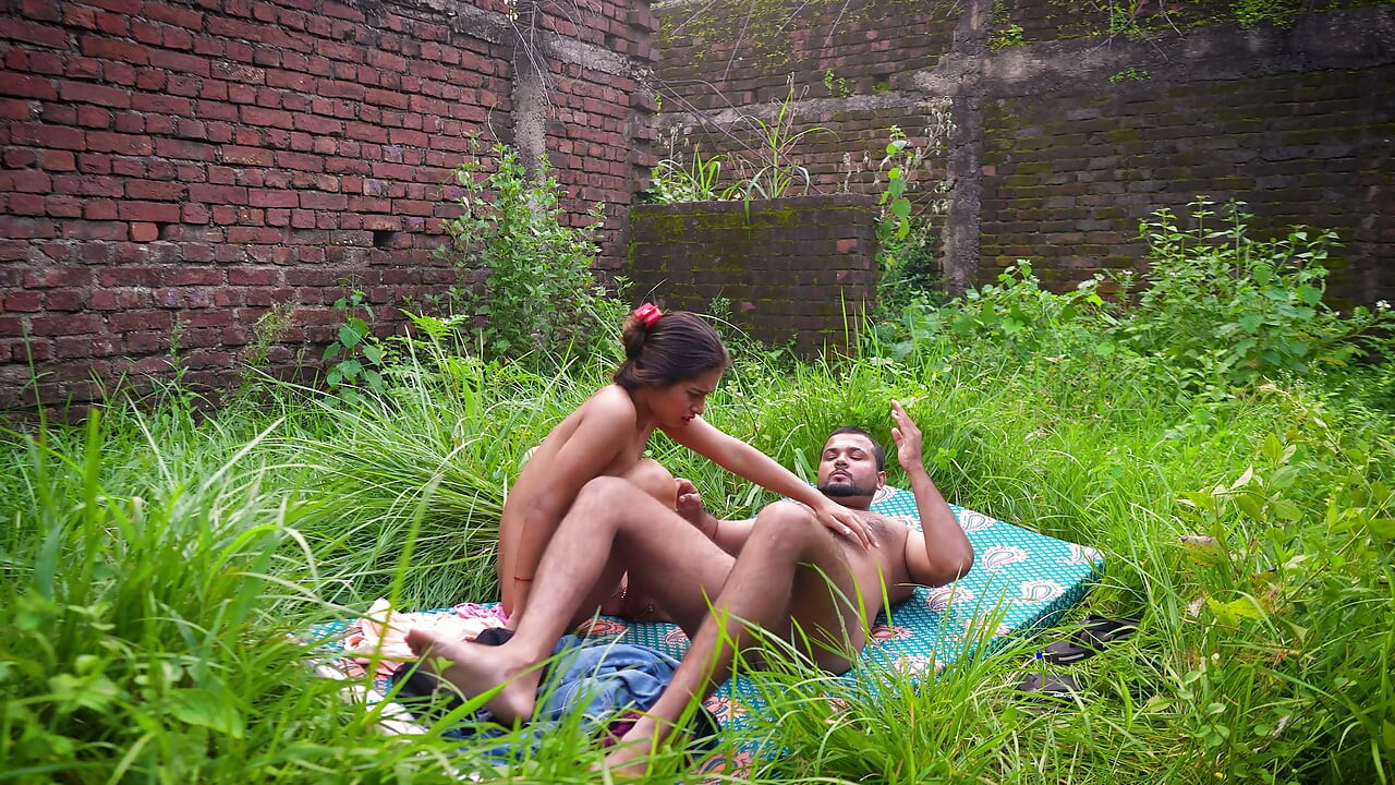 Când un cuplu se pregătea să facă sex în ruine, un tip i-a surprins și apoi a făcut sex dur cu fata.