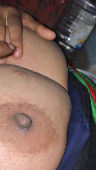 A fiatalabb férj fárasztja a feleséget | 1. klip