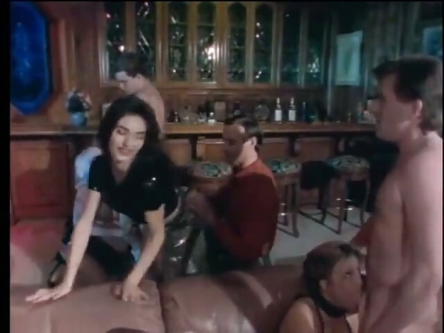 Hardcore group sex action sa isang bar