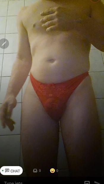 Une femboy très sexy montre son cul en string