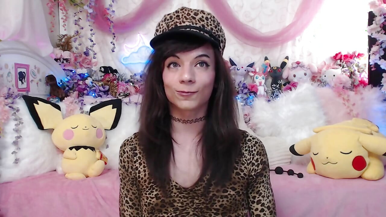 Sissy princeza se igra s ogromnim analnim perlama!