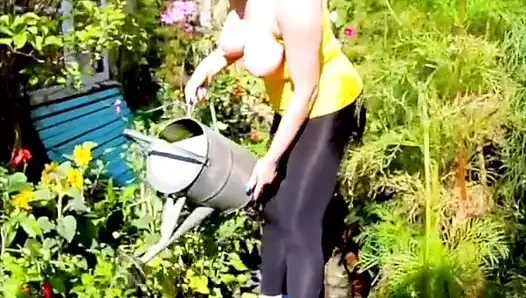 Yaramaz orta yaşlı seksi kadın kırmızı xxx ile açık havada eğlence