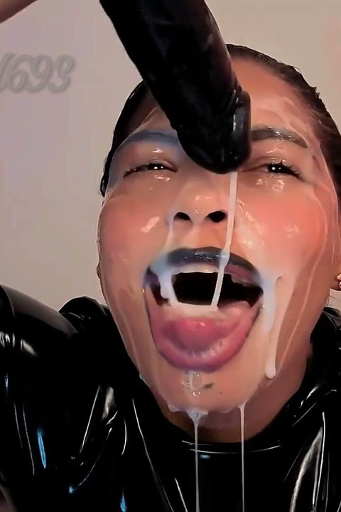 Nemravná fantazie na noc: Sperma explodující do tváře divoké Latinky oblečené v latexu.