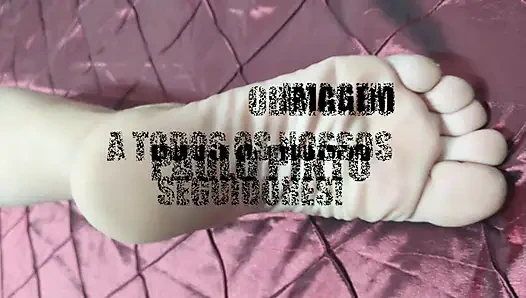 Покорная любит свои ноги и сосёт член хозяина 1