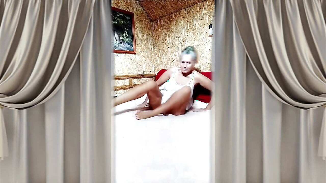 Suri rumah panas Lukerya dengan dildo besar di atas katil besar.