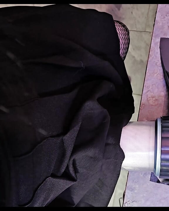 Femboy Memerah Mesin: Femboy pemalu dengan kaki comel dihisap oleh mesin, membawanya ke katil, kemudian mengongkeknya