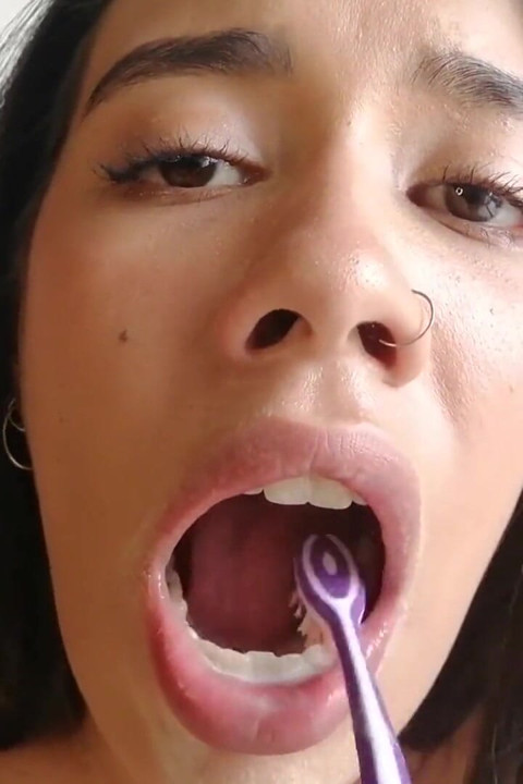 צחצוח שיניים עם גמירה קרמית