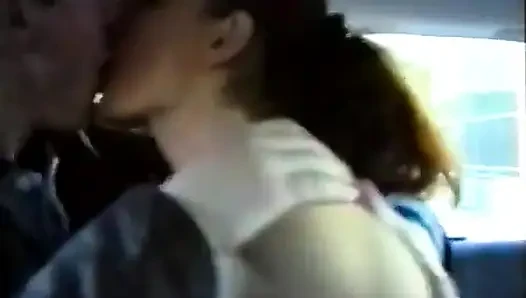 Пара предлагает трах в задней части такси!