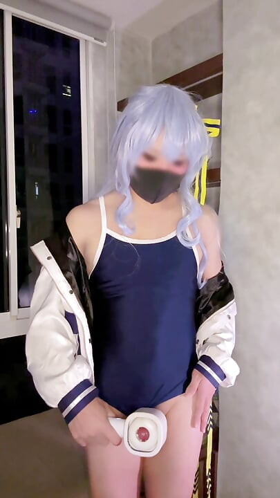 femboy suisei cosplayer i skolbaddräkt kommer med automatisk stroker
