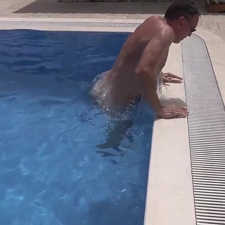 Niemiecka gwiazda porno Kira Knight wieje wielkiego kutasa w basenie