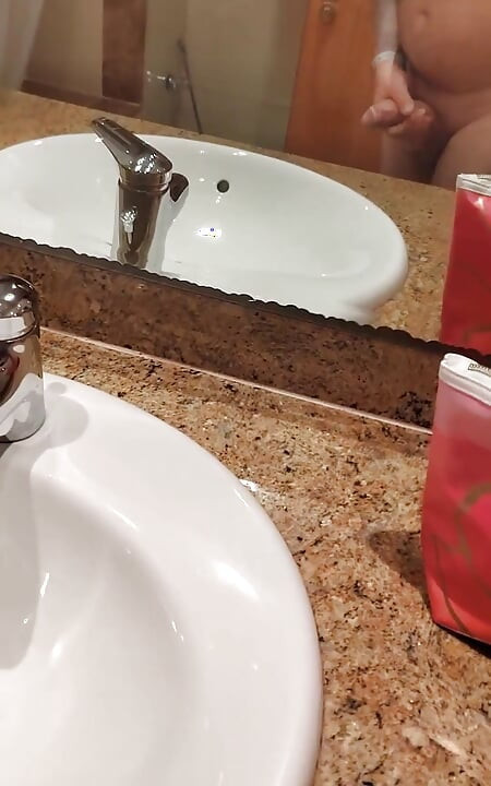 在酒店房间看我的青少年继妹. 他们抓住了我并在淋浴时给我打手枪