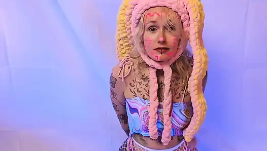 Gefangen genommen, osterhasen spielt mit spielzeug und liegt eiern