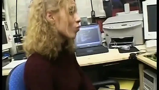 Kıvırcık saçlı sarışın kıllı amını parmaklatıyor