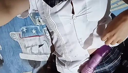 Aku lagi asik masturbasi pakai mainan seks favoritku (rekaman seks asli)