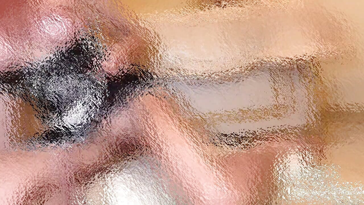 Uputstvo: kućna pomoćnica Kate Monroe prska na tvoj duster za perje