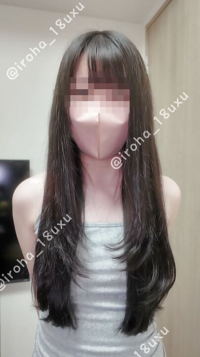 Japonská amatérská krásná dospívající dívka přechází od orgasmů bradavek k nekontrolovatelnému squirtování během sólové hry