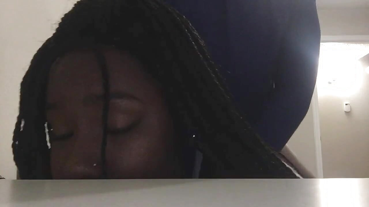 Neukte haar totdat haar ogen terug draaiden