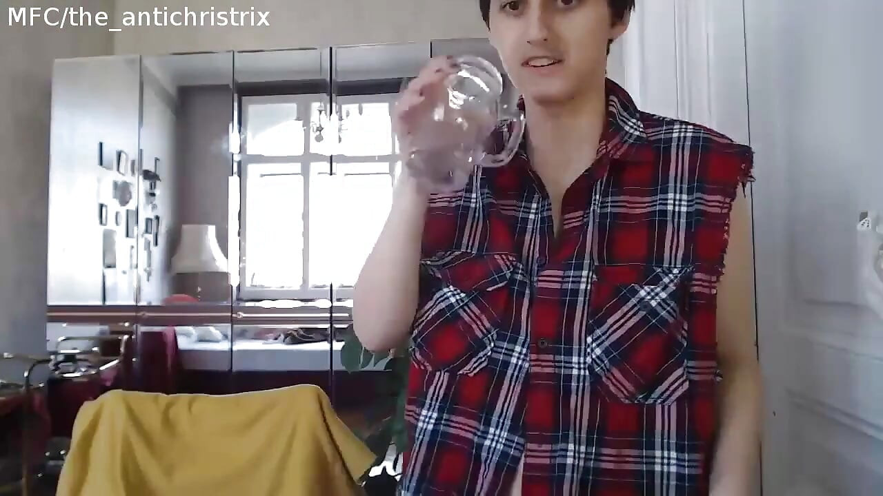 Ostara üstsüz yumurta sanatı ve travesti