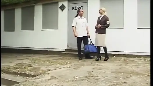 Sarışın azgın orta yaşlı seksi kadın evin dışında seks yapıyor