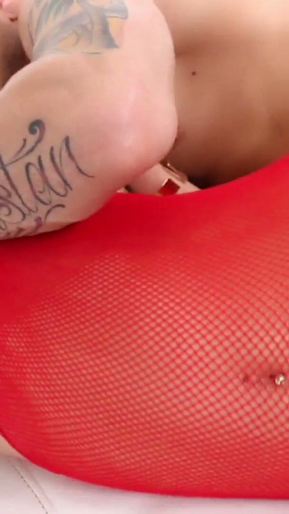Blonde Notgeile Milf in roten Netzstruempfen gefingert und gefickt | Clip 3