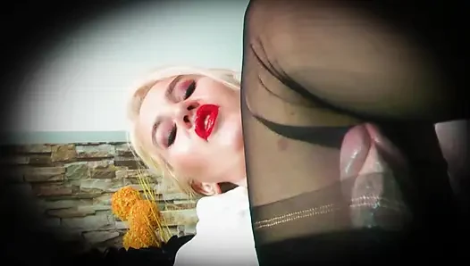 Goon под чулками в нейлоне с ногами