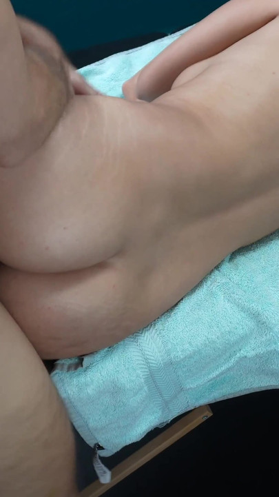 아시아 와이프가 성적 마사지를 받고 있다는 걸 아는 바람난 남편