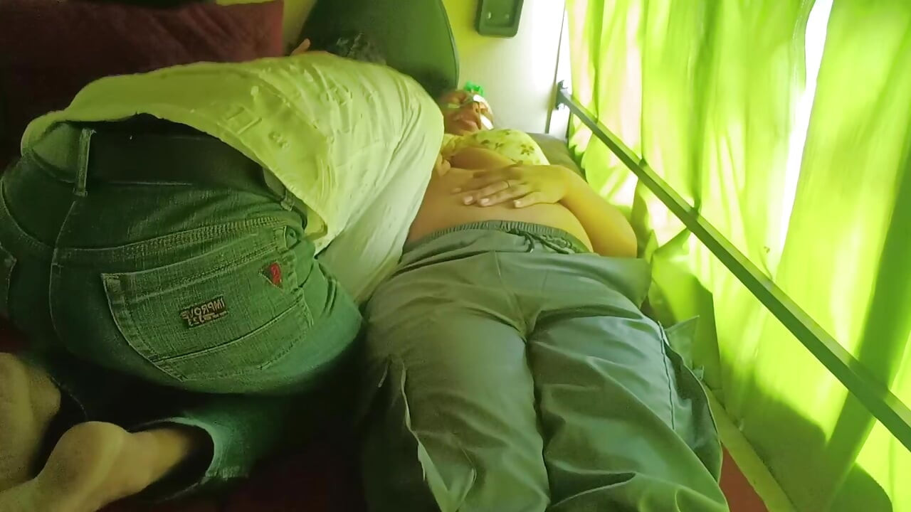 Volle pittige seks van een desi stel in de bus. Kut likken, ik pose met masker op, en op het laatst in de mond