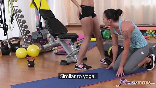 Fitnessräume - MILf-fitnesslehrer und fitte teen student trainieren etwas