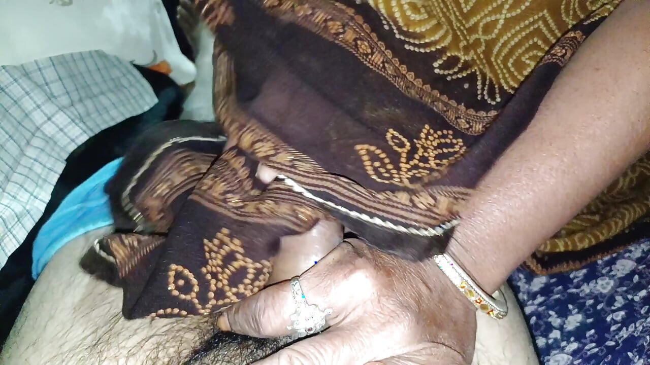 Ο μεγαλύτερος αδερφός ήταν έξω για να κερδίσει, η κουνιάδα λαχταρούσε στο δωμάτιο, ο κουνιάδος το είδε, η κουνιάδα είπε άσε με να ρουφήξω τον πούτσο σου, ο κουνιάδος έκανε ένα αστείο.