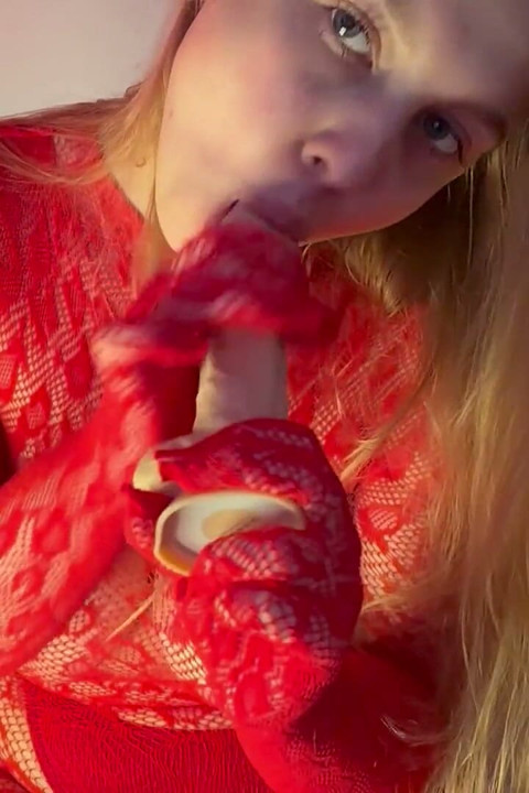 Con Un Traje Rojo De Malla De Cuerpo Completo