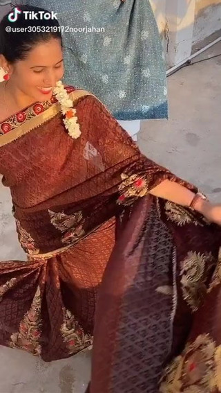 Slutty desi big round ass in saree