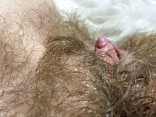 Vagina dengan klitoris erect besar disetubuhi – orgasme besar