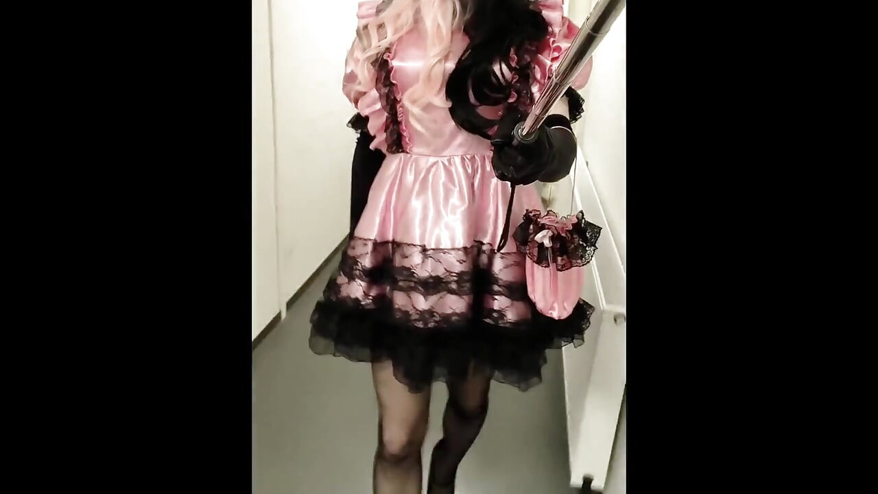 Sissy Crossdresser Šeta u Visokim Petama i Bljeska