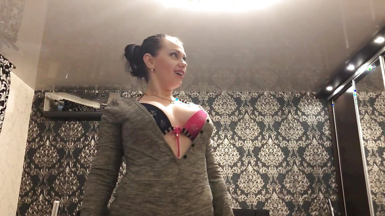 Entraînement fort et adoration des muscles ! Motivation et domination dans un body sexy !