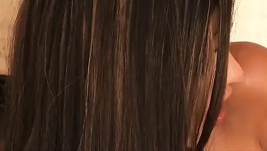 Анал в тройничке с сексуальной блондинкой