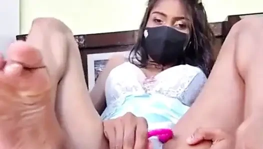 Genç Hintli karım tatlı amcığıyla çevrimiçi performans gösteriyor