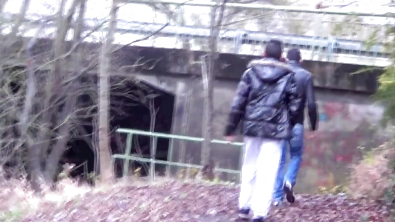 야외에서 바로 따먹히는 섹시한 트윈크