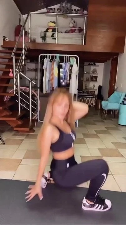 Lari-Manoela mexendo gostoso esse rabo na frente das cameras